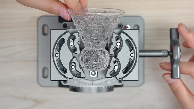 AxiGlide fractal jaws gripping an irregular object